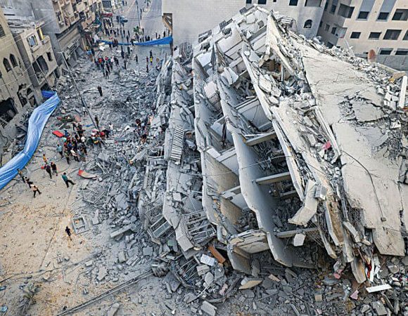 The ruins of a building destroyed in Israeli strikes in Gaza City; Photo: AFP, Reuters